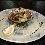 炭火にてバター醤油でじっくり焼き上げました。磯の香りと柔らかさが美味です。