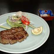 山形牛ランプ部位を使用。軽い脂身と柔らかさが絶妙です。炭火にて丁寧に焼き上げます。