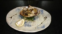 炭火にてバター醤油でじっくり焼き上げました。磯の香りと柔らかさが美味です。