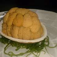 古来いわき独特の、貝殻の中に数個のうにを盛り込んで蒸し焼きにした絶品。香ばしいかおりが食をそそります。