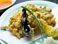 『かき揚げ天ぷら』注文が入ってから揚げてくれるので、いつも揚げたてが食べられます。天つゆ・おろし生姜とともにアツアツで香ばしい風味が楽しめます。