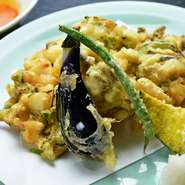７種類の野菜や魚介がサクサク『かき揚げ天ぷら』