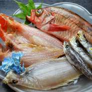 夏は鰹やどじょう、冬はやなぎガレイ・メヒカリ・あんこうなど、美味しい魚が味わえます。メニューは常時30～40種類程度あるので、初めての方は迷ったら季節のおまかせ料理を選ぶ方が多いです。