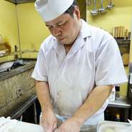 料理人は清潔感が大事。基本中の基本ですが、大切にしています。美味しい魚の食べ方や旬のものについてなど、常連のお客さまと楽しくコミュニケーションをとらせていただいています。