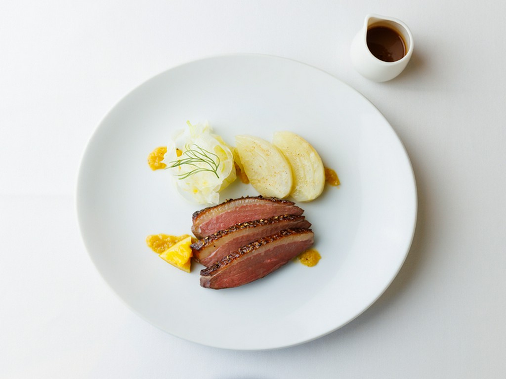 『鴨胸肉のローストとウイキョウ オレンジ風味』