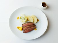 ロゼ色に焼き上げた鴨の胸肉は、柔らかくもほどよい歯ごたえ。柑橘は皮ごと使った、爽やかなピューレをアクセントにしたフレンチの醍醐味を味わえる一皿です。