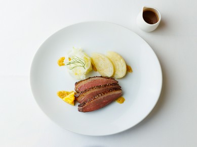 『鴨胸肉のローストとウイキョウ オレンジ風味』