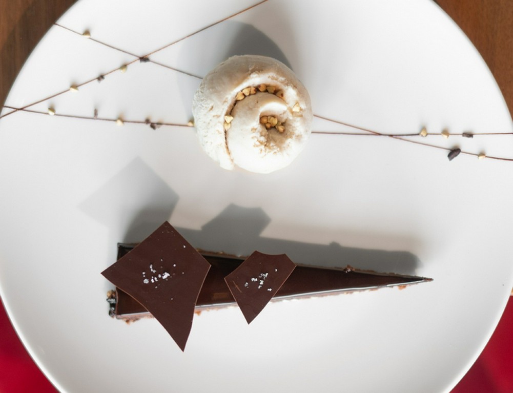 ル・ショコラ・アラン・デュカス 東京工房の『ショコラ ブノワ風』 長野県戸隠産 蕎麦の実のアイスクリーム