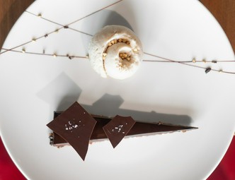 ル・ショコラ・アラン・デュカス 東京工房の『ショコラ ブノワ風』 長野県戸隠産 蕎麦の実のアイスクリーム