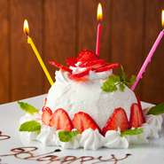 記念日や誕生日で「コース」をオーダーするとデザートがスペシャルになるプレゼント付き。メッセージやバルーンを飾ったり、音楽をかけたりと主役を笑顔にするサプライズのお手伝いをしてくれます。