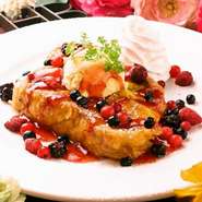 『フレンチトースト』などやさしい甘さとおいしさのスウィーツはリピーター続出だとか。スウィーツ系からミール系まで種類豊富なメニューで訪れる人を飽きさせないところも【Cafe＆Diner　KH　BURGERS】の魅力。