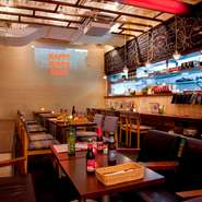 プロジェクタースクリーンやマイク、音響などエンタメ設備も充実。20名以上であれば貸切の対応可能なので「クラス会」「ママ会」「企業各種PARTY」など幅広いシーンにおすすめです。