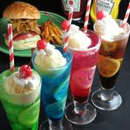 ランチタイムは映画など、夜はミュージックPVが流れる店内！フレンチトーストなどスイーツも充実♪ママ友会にも嬉しいキッズチェアやキッズプレートなどの設備もあります！