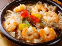 アヒージョは具材をオリーブオイルとニンニクで煮込んだ料理です。
スライスパン付きです。