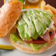 地元ベーカリーのオーダーバンズを使用。新鮮野菜とオーストラリア牛肉100％自家製パティに特製タルタルソースを合わせた個性光る逸品。 女性の方にも大人気のハンバーガーです。 