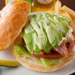 ボリューム抜群!!　フレッシュ野菜とパティのおいしさが刺激的。体にやさしい手づくり『A・B・Cバーガー』