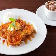 甘い香りと味がとりこになるオリジナルフレンチトースト。 そのままで味わい、添えてあるメイプルやアイスを付けてと色々な味わいが楽しめるところがうれしい。夕方5時まではドリンクのお得なセットもあります。 