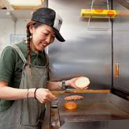 バースデ―サプライズなども一緒にお祝いするなど、お客さまに気持ちよく過ごしていただける接客を心がけています。またお料理は、ひとつひとつ「おいしくな～れ」と気持ちを込めてつくっています。