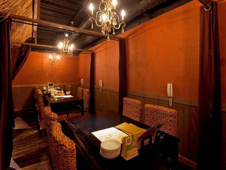 色々なタイプの個室、最大20名様収容可能です。