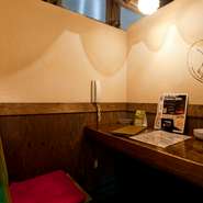 大切な人とのお食事には、おふたりだけのためのお席を。
対面でお座りいただく個室、横並びにお座りいただくカウンタータイプの個室など、
お客様のニーズに合わせたお席をご用意致します(早めのご予約がおすすめ)