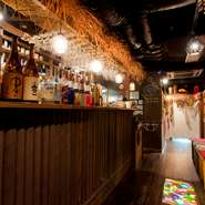 南国のリゾート地のような店内のつくりは、非日常空間でまるで映画のワンシーンを思い起こさせます。ドリンクメニューには、雰囲気に合ったカクテルなどが種類豊富にラインアップされています。
