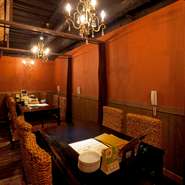 シャンデリア輝くプライベート空間は、4名様から最大約20名様までご利用いただけます。
4～20名様のパーティなら、当店のこちらの席がオススメ
お得な飲み放題がついたコースプランで美味しくにぎやかに

