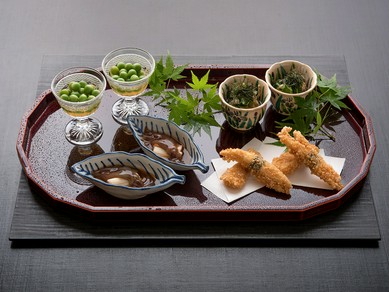 一皿ごとに四季の移ろいを忍ばせる美しき『八寸』※写真は2人前