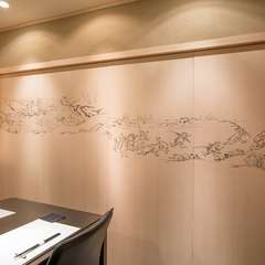 個室の壁面に描かれた「鳥獣戯画」に、銀座の大人達が目を細める