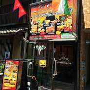 日本に居ながらにして、インド・ネパール、本場の味を堪能できる【ニュータージマハルエベレスト淡路店】。阪急線「淡路」駅西口から徒歩1分の好アクセスです。インド国旗が目印！　