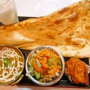 サラダ・チーズナン・チキンカレー又は日替わりカレー・1ドリンク・チキンティッカ※ナンのおかわり無料