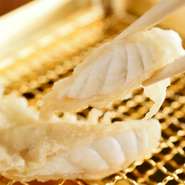お酒のあては、美味しい飛騨のとらふぐ。今日は、天ぷらをメインにしましょうか。タイミングを見計らいながら、天ぷらを提供します。ふたりで仲睦まじくいただきながら、ゆったりとした時間をお過ごしください。