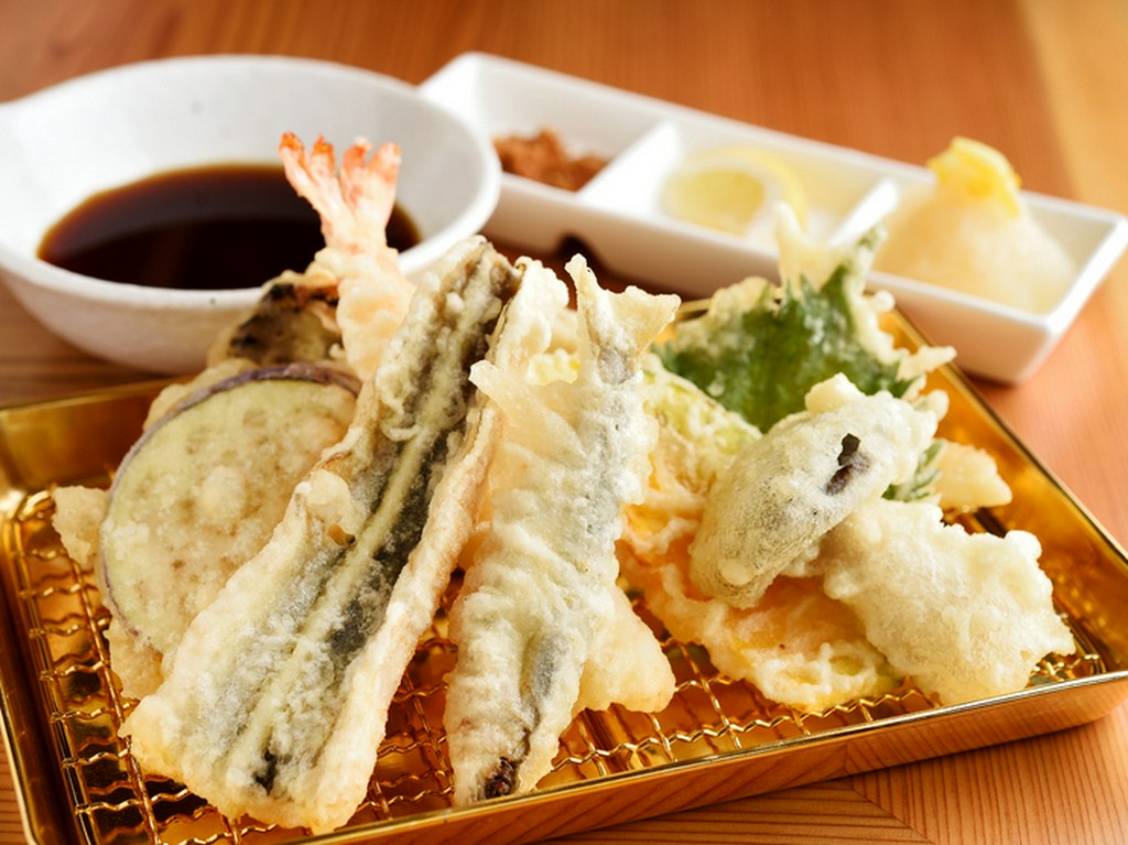 一口ごとに、サックリと耳の奥で音が響く『おまかせ天ぷら　八種』