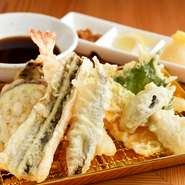 その日仕入れた食材の中から、店主が自信のあるものを八種揃えています。食材は新鮮なものばかりなので、余分な味付けはせず醤油にさっとくぐらせ薄衣でカラリと揚げています。