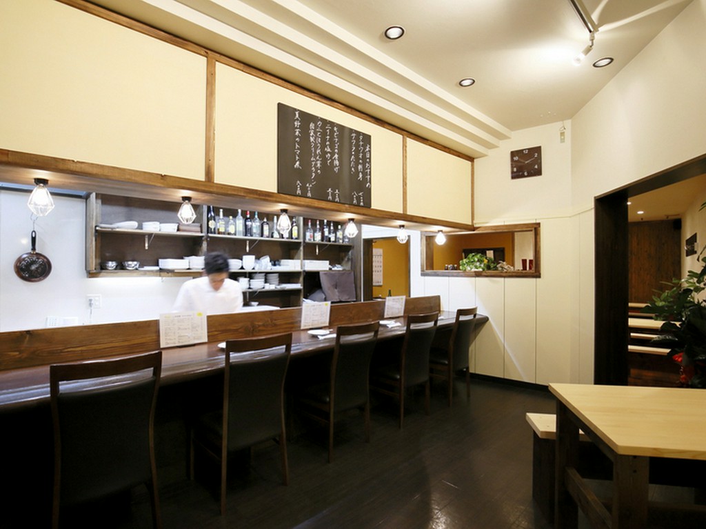 深夜まで営業、ひとり静かに過ごしたいときに立ち寄れるお店です