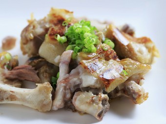 さっぱりとした塩味の『やわらか豚足のパリパリ焼き』