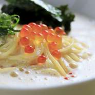 生クリームを泡立ててつくったソースにたっぶりの明太子を混ぜ、スープパスタ風に仕上げられた一品。あっさりとしたなかにもこくがあり、女性に人気のメニューです。