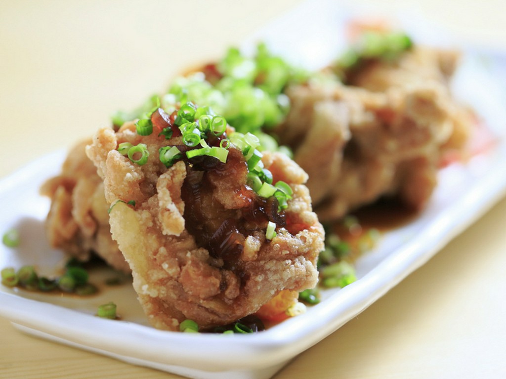 ねぎの甘辛いソースが鶏もも肉のおいしさを引き立てる『カリカリチキンのネギソース』