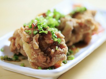 ねぎの甘辛いソースが鶏もも肉のおいしさを引き立てる『カリカリチキンのネギソース』