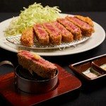 ※和牛カツはレアでの提供となります。 焼き石でお好みの焼き加減に調整してレモンタレ、 ピンクソルト、わさび醤油でお召し上がりください。