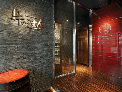 新宿西口駅徒歩5分。ラグジュアリーな雰囲気漂う大人の隠れ家