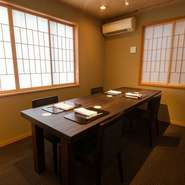 ゆったりとお食事をお楽しみいただけます。気の置けないご友人や接待でのご利用、またご夫婦での記念日になど、お客様のスタイルに合わせてご活用ください。※(各部屋完全に離れております)　