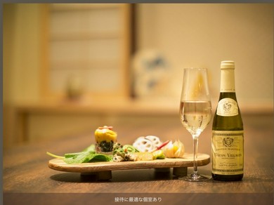 静かな空間で、落ち着いた和の雰囲気を楽しむ大人デート