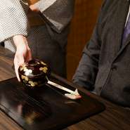 日本橋 柚こうのおすすめポイント
POINT.1 2組までの完全予約制で心をこめたおもてなし
POINT.2 伝統的な調理法で作られる洗練された料理
POINT.3都心の静かなロケーションの中、個室でゆっくり楽しめる食事　