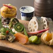 先付け 胡麻豆腐 
造り 天然本鮪 赤貝 真鯛 山葵
椀物 春日小鯛真薯 菜の花
箸休め 白子茶碗蒸し
焼き物 鰆カラスミ焼き 
炊合せ 春野菜平貝土佐酢ジュレ
食事 桜鯛ご飯 赤出汁香の物
水菓子 葛切り自家製黒蜜掛け