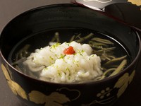 先付け 胡麻豆腐 
造り 天然桜鯛 平貝 鰹 山葵
椀物 ずわい蟹真薯 菜の花 柚子 
強肴 熊本産焼き筍
焼き物 青森産桜マス木の芽焼き
旬菜 山菜 合鴨ロース土佐酢ジュレ
食事 桜鯛ご飯 赤出汁香の物
水菓子葛切り