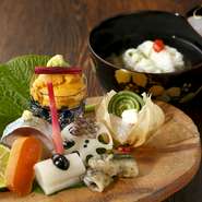 胡麻豆腐
天然生本鮪雲丹 赤貝
鱧葛打ち 秋田産蓴菜 筒ごぼう
箸休め このわた冷し小茶碗蒸し
焼き物 天然鮎炭火焼 蓼酢
冷し鉢 冬瓜白ダツ丸茄子蟹あんかけ
御食事 焼き貝柱空豆御飯 赤出汁 香の物
水菓子 葛切り