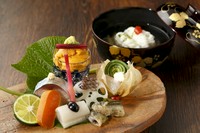 胡麻豆腐
天然生本鮪雲丹 赤貝
鱧葛打ち 秋田産蓴菜 筒ごぼう
箸休め このわた冷し小茶碗蒸し
焼き物 天然鮎炭火焼 蓼酢
冷し鉢 冬瓜白ダツ丸茄子蟹あんかけ
御食事 焼き貝柱空豆御飯 赤出汁 香の物
水菓子 葛切り