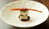 牡丹海老土佐酢ジュレ
 天然生本鮪 無添加雲丹 石鰈 山葵
鱧葛打ち 梅肉 筒ごぼう 柚子
黒鮑冷し小茶碗蒸し
金目鯛西京焼き 鱧煮凍り
京都産賀茂茄子煮穴子冬瓜白ダツ
鮎炭火焼御飯 赤出汁 香の物
打ち立て葛切り 