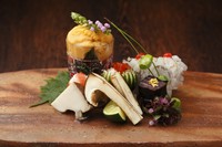 牡丹海老土佐酢ジュレ
天然生本鮪 無添加雲丹 石鰈 山葵
鱧葛打ち 梅肉 筒ごぼう 柚子
黒鮑冷し小茶碗蒸し
金目鯛西京焼き 鱧煮凍り
京都産賀茂茄子煮穴子冬瓜白ダツ
鮎炭火焼御飯 赤出汁 香の物
打ち立て葛切り