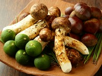 自家製胡麻豆腐
天然本鮪 白烏賊 いくら醤油漬け
お椀物 国産松茸 名残り鱧 
自家製〆さば寿司
炊合せ 蕪 丸茄子 蟹餡
焼き物 天然鰻山椒焼き 子持ち鮎炭火焼
食事 ずわい蟹御飯 香の物 赤出汁
葛切り自家製黒蜜掛け